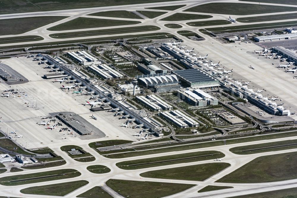 München-Flughafen from the bird's eye view: Runway with hangar taxiways and terminals on the grounds of the airport Muenchen in Muenchen-Flughafen in the state Bavaria, Germany