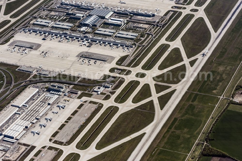 Aerial photograph München-Flughafen - Runway with hangar taxiways and terminals on the grounds of the airport Muenchen in Muenchen-Flughafen in the state Bavaria, Germany