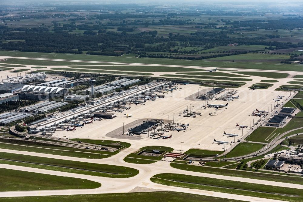 Aerial photograph Oberding - Runway with hangar taxiways and terminals on the grounds of the airport Muenchen in Muenchen-Flughafen in the state Bavaria, Germany
