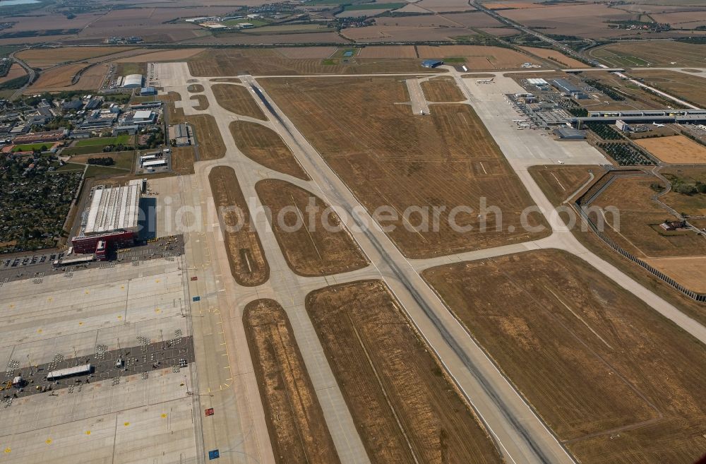 Schkeuditz from the bird's eye view: Runway with hangar taxiways and terminals on the grounds of the airport in the district Doelzig in Schkeuditz in the state Saxony, Germany