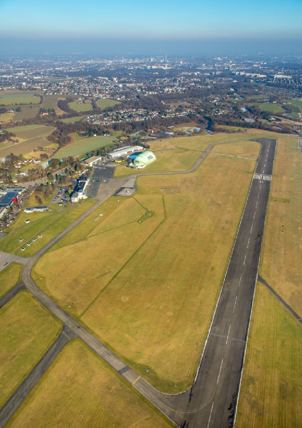 Aerial image Mülheim an der Ruhr - Runway with hangar taxiways and terminals on the grounds of the airport in the district Flughafensiedlung in Muelheim on the Ruhr in the state North Rhine-Westphalia