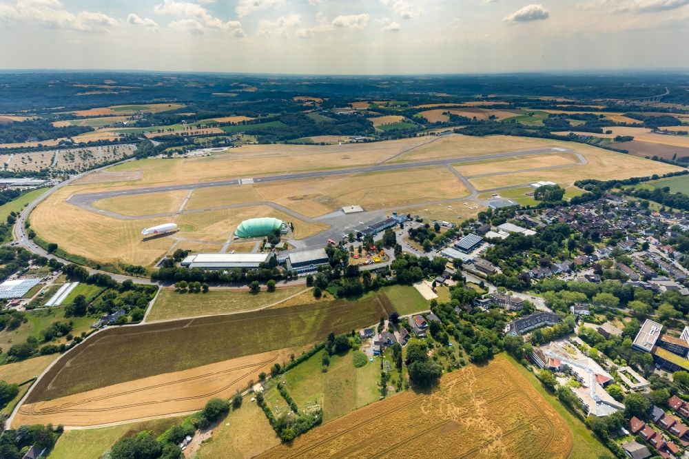 Mülheim an der Ruhr from the bird's eye view: Runway with hangar taxiways and terminals on the grounds of the airport in the district Flughafensiedlung in Muelheim on the Ruhr in the state North Rhine-Westphalia