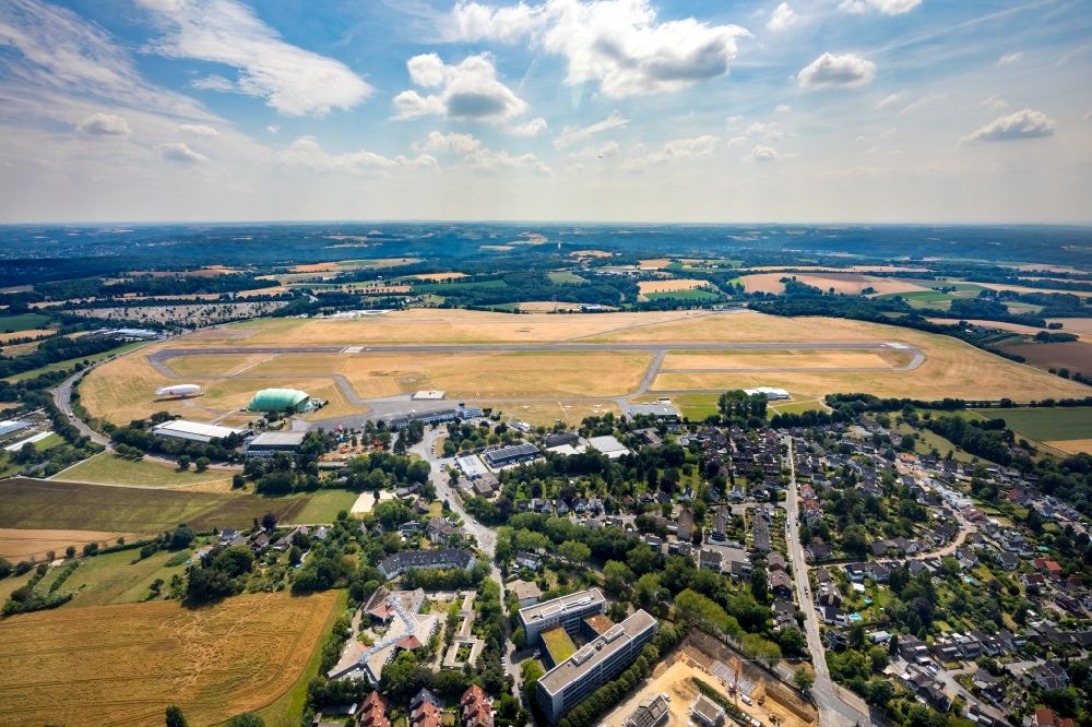 Aerial photograph Mülheim an der Ruhr - Runway with hangar taxiways and terminals on the grounds of the airport in the district Flughafensiedlung in Muelheim on the Ruhr in the state North Rhine-Westphalia