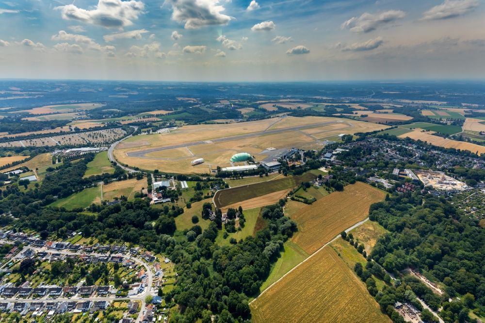 Mülheim an der Ruhr from above - Runway with hangar taxiways and terminals on the grounds of the airport in the district Flughafensiedlung in Muelheim on the Ruhr in the state North Rhine-Westphalia