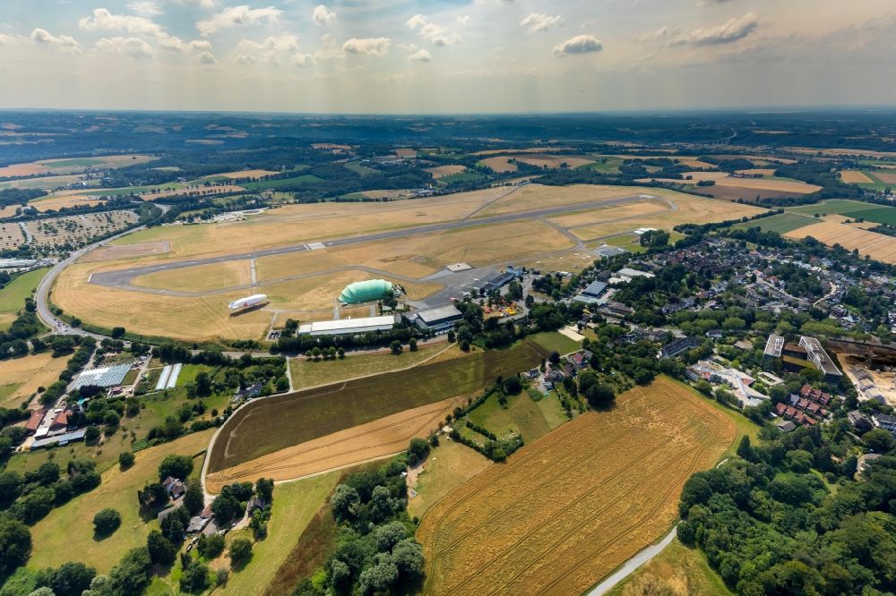 Aerial image Mülheim an der Ruhr - Runway with hangar taxiways and terminals on the grounds of the airport in the district Flughafensiedlung in Muelheim on the Ruhr in the state North Rhine-Westphalia