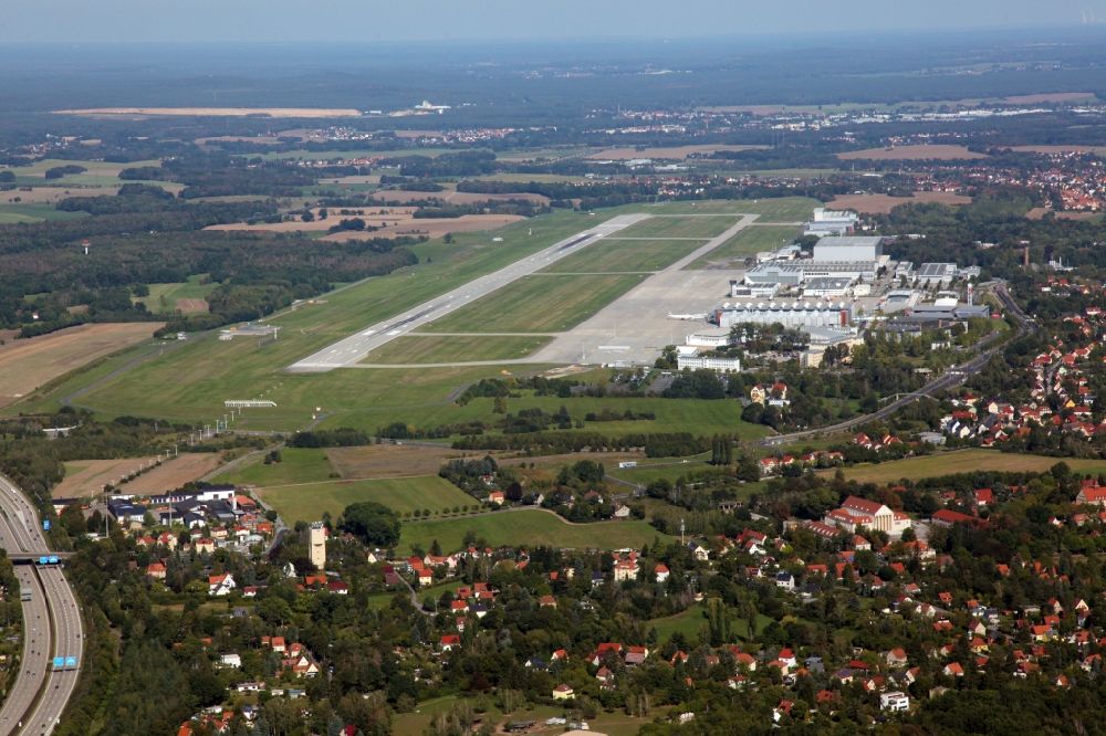 Aerial photograph Dresden - Runway with hangar taxiways and terminals on the grounds of the airport in the district Klotzsche in Dresden in the state Saxony, Germany
