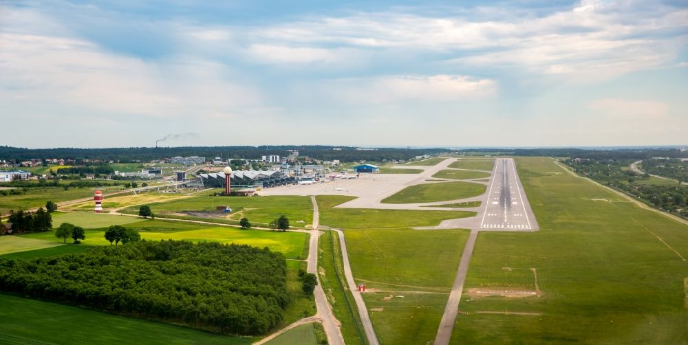 Aerial photograph Gdansk - Danzig - Runway with hangar taxiways and terminals on the grounds of the airport in the district Matarnia in Gdansk - Danzig in Pomorskie, Poland
