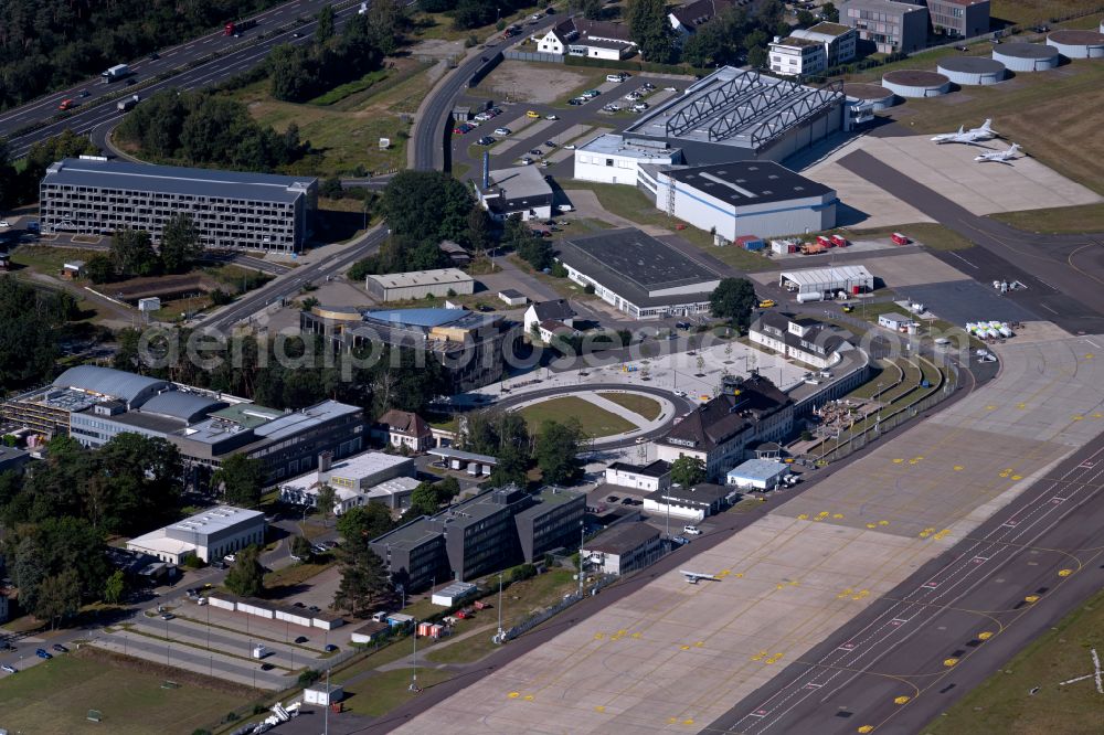 Aerial image Braunschweig - Runway with hangar taxiways and terminals on the grounds of the airport in the district Waggum in Brunswick in the state Lower Saxony, Germany