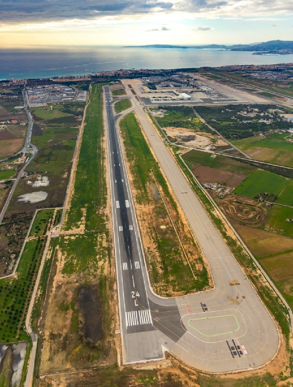 Aerial photograph Palma - Runway with hangar taxiways and terminals on the grounds of the airport Palma de Mallorca in Palma in Balearische Insel Mallorca, Spain