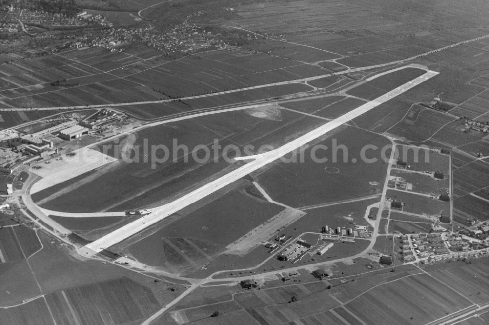 Aerial photograph Filderstadt - Runway with hangar taxiways and terminals on the grounds of the airport in Stuttgart in the state Baden-Wuerttemberg, Germany