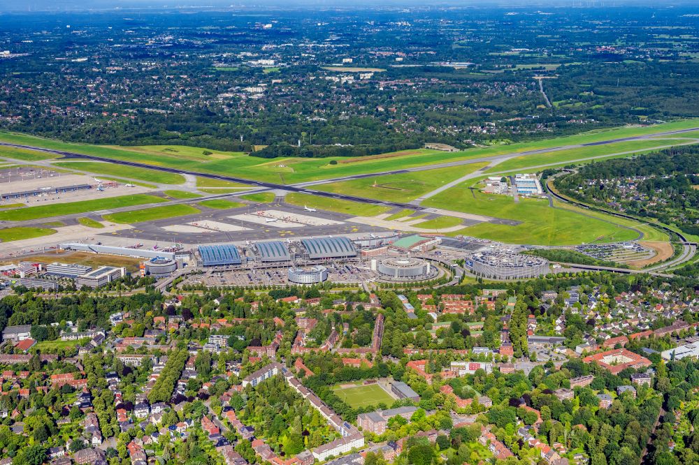 Hamburg from the bird's eye view: Airport grounds with check-in buildings and terminals in the Fuhlsbuettel district in Hamburg