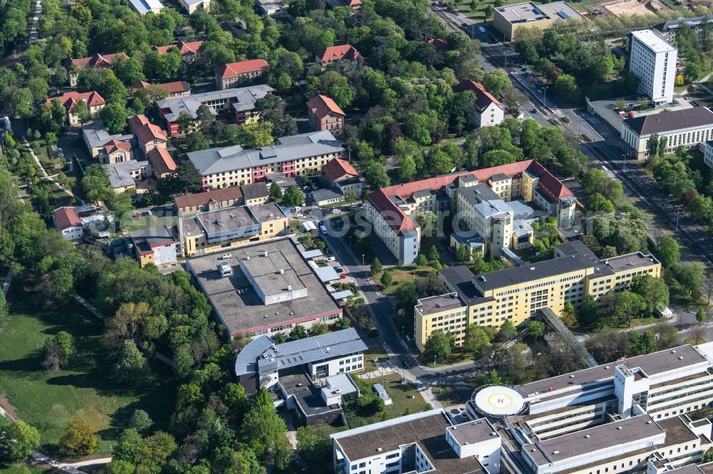 Aerial image Erfurt - Security fencing on the grounds of forensics - psychiatry of Helios Klinikum Erfurt on Nordhaeuser Strasse in the district Andreasvorstadt in Erfurt in the state Thuringia, Germany