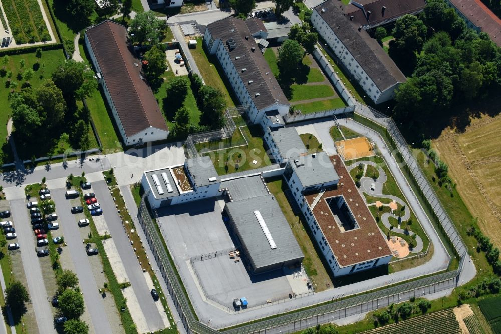 Deggendorf from the bird's eye view: Security fencing on the grounds of forensics - psychiatry Klinik fuer Forensische Psychiatrie and Psychotherapie in the district Mainkofen in Deggendorf in the state Bavaria, Germany
