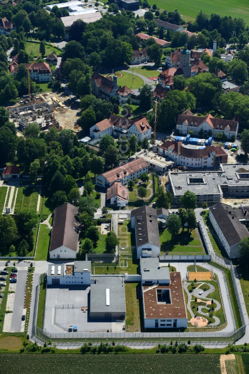 Aerial photograph Deggendorf - Security fencing on the grounds of forensics - psychiatry Klinik fuer Forensische Psychiatrie and Psychotherapie in the district Mainkofen in Deggendorf in the state Bavaria, Germany