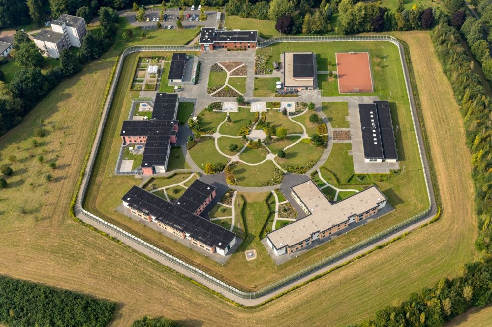 Bedburg-Hau from the bird's eye view: Security fencing on the grounds of forensics - psychiatry LVR-Klinik in Bedburg-Hau in the state North Rhine-Westphalia, Germany