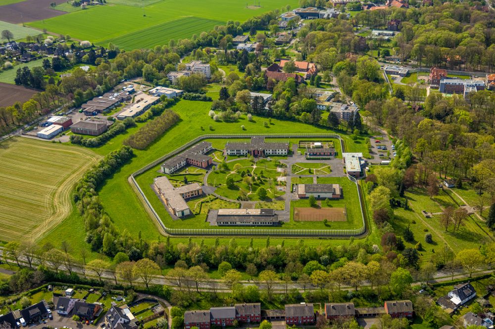 Aerial photograph Bedburg-Hau - Security fencing on the grounds of forensics - psychiatry LVR-Klinik in Bedburg-Hau in the state North Rhine-Westphalia, Germany