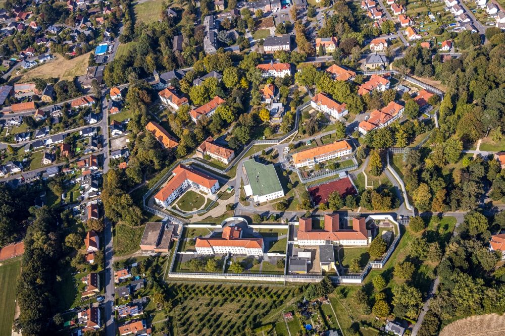 Aerial photograph Lippstadt - Security fencing on the grounds of forensics - psychiatry LWL -Zentrumfuer Forensische Psychiatrie Lippstadt on Eickelbornstrasse in Lippstadt in the state North Rhine-Westphalia, Germany