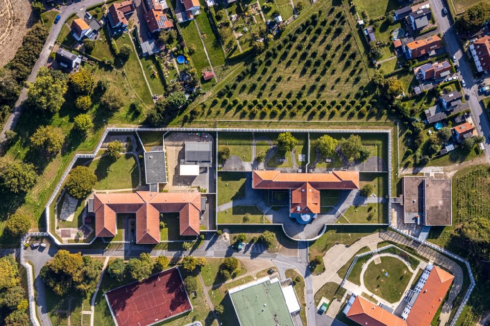 Lippstadt from the bird's eye view: Security fencing on the grounds of forensics - psychiatry LWL -Zentrumfuer Forensische Psychiatrie Lippstadt on Eickelbornstrasse in Lippstadt in the state North Rhine-Westphalia, Germany