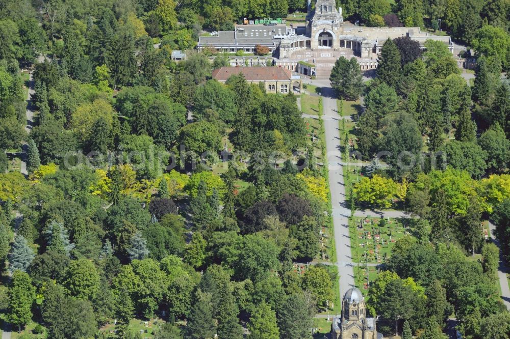 Aerial photograph Stuttgart - Grounds of the cemetery Pragfriedhof in the North of downtown Stuttgart in the state of Baden-Wuerttemberg