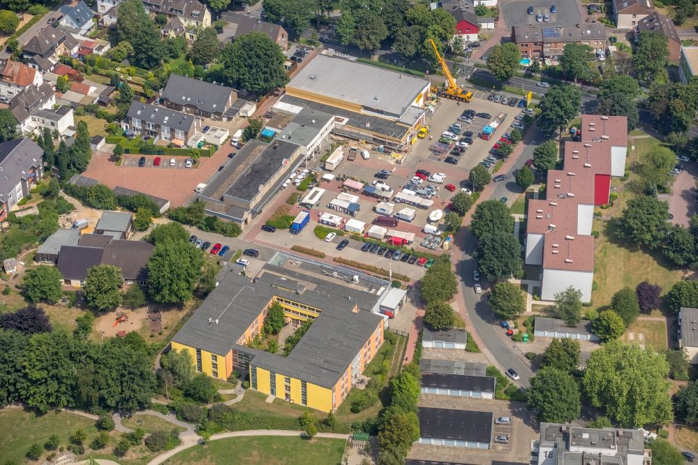 Aerial photograph Dinslaken - Ground, administration and basis of the charitable organization of Caritasverband for the Dekanate Dinslaken and Wesel on Duisburger Strasse in Dinslaken in the state North Rhine-Westphalia, Germany