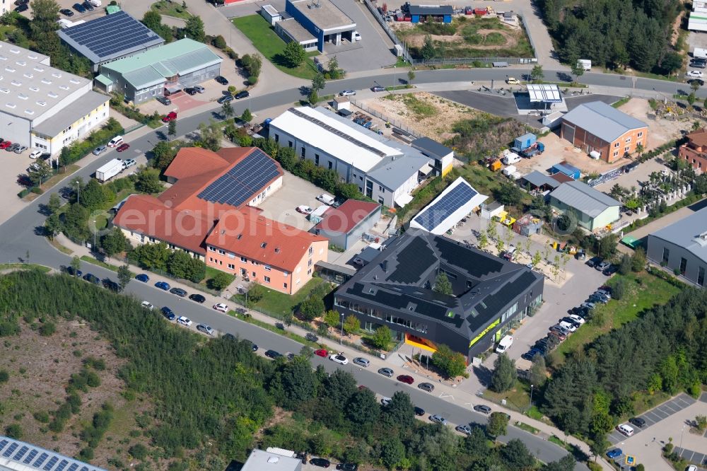Roth from the bird's eye view: Ground, administration and basis of the charitable organization Auf Draht gemeinnuetzige GmbH overlooking the building of the Schlosserei-Metallbau Enzingmueller in the Drahtzieherstrasse in Roth in the state Bavaria, Germany