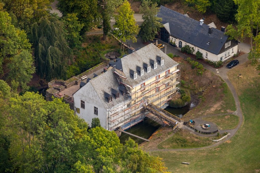 Aerial photograph Hainchen - Ground, administration and basis of the charitable organization Institut fuer Betreuung and Begegnungsstaette of Lebenshilfe Wasserburg Hainchen e.V. in Hainchen in the state North Rhine-Westphalia, Germany