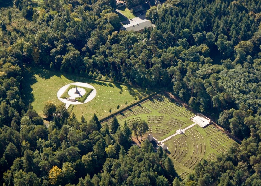 Aerial photograph Stahnsdorf - Grounds of the Italian and British military cemetery on the Southwest churchyard in Stahnsdorf in the state of Brandenburg