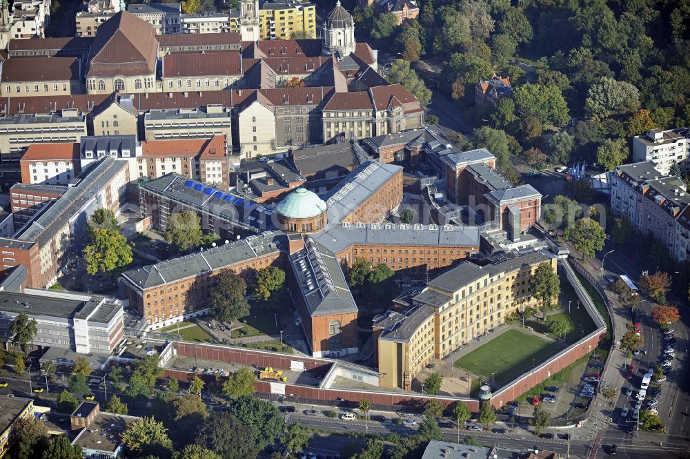 Aerial photograph Berlin - Prison grounds and high security fence Prison Berlin-Moabit in Alt-Moabit in the district Moabit in Berlin, Germany