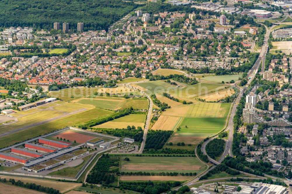 Aerial photograph Offenburg - Prison grounds and high security fence Prison on Otto-Lilienthal-Strasse in Offenburg in the state Baden-Wuerttemberg, Germany