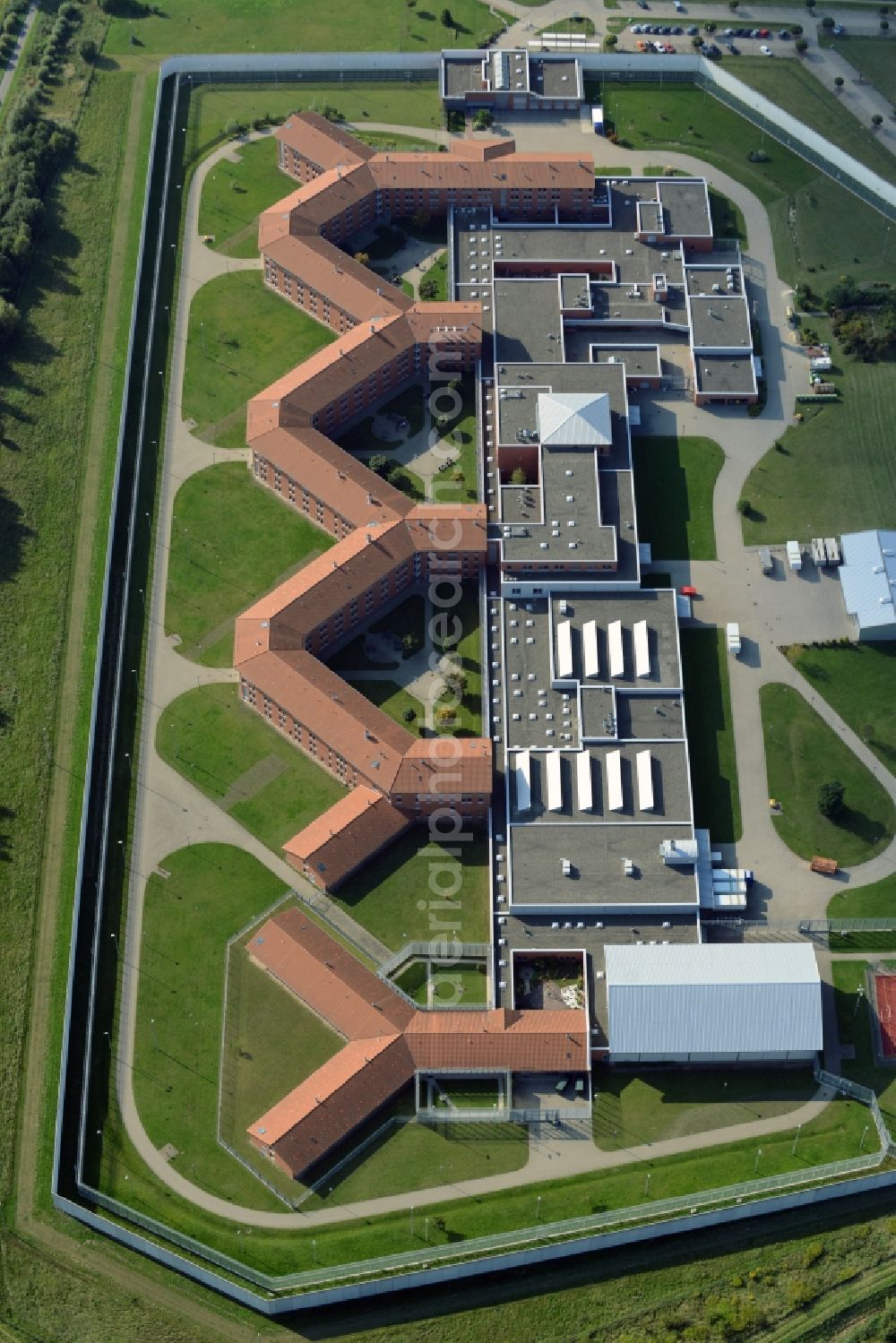 Aerial image Sehnde - Prison grounds and high security fence Prison in Sehnde in the state Lower Saxony