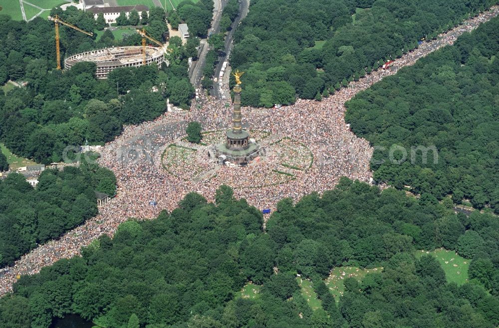Aerial photograph Berlin - Participants in the Love Parade music festival on the event concert area on the Great Star at the Victory Column and the Strasse des 17. Juni in the district Tiergarten in Berlin, Germany