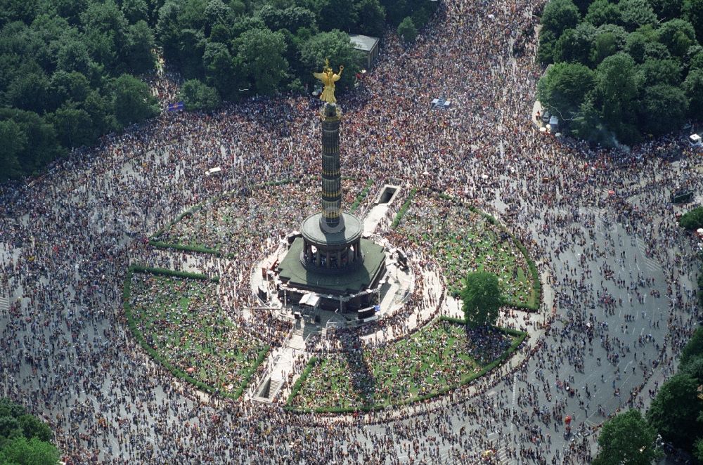 Berlin from above - Participants in the Love Parade music festival on the event concert area on the Great Star at the Victory Column and the Strasse des 17. Juni in the district Tiergarten in Berlin, Germany