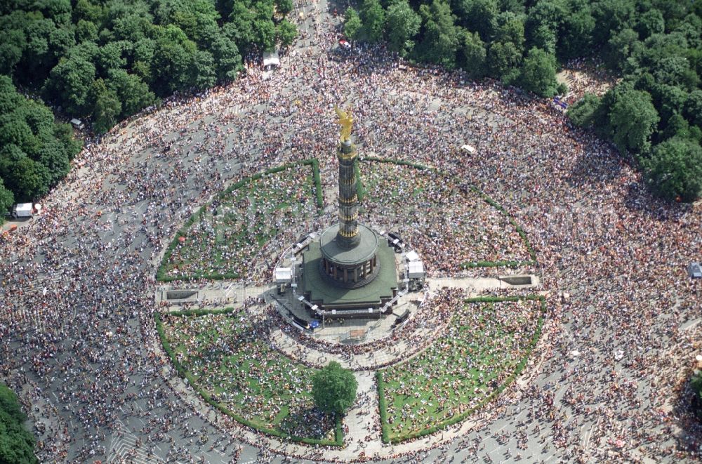 Aerial image Berlin - Participants in the Love Parade music festival on the event concert area on the Great Star at the Victory Column and the Strasse des 17. Juni in the district Tiergarten in Berlin, Germany