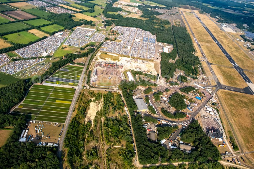 Weeze from the bird's eye view: Participants in the PAROOKAVILLE - Electronic Music Festival music festival on the event concert area in Weeze in the state North Rhine-Westphalia, Germany