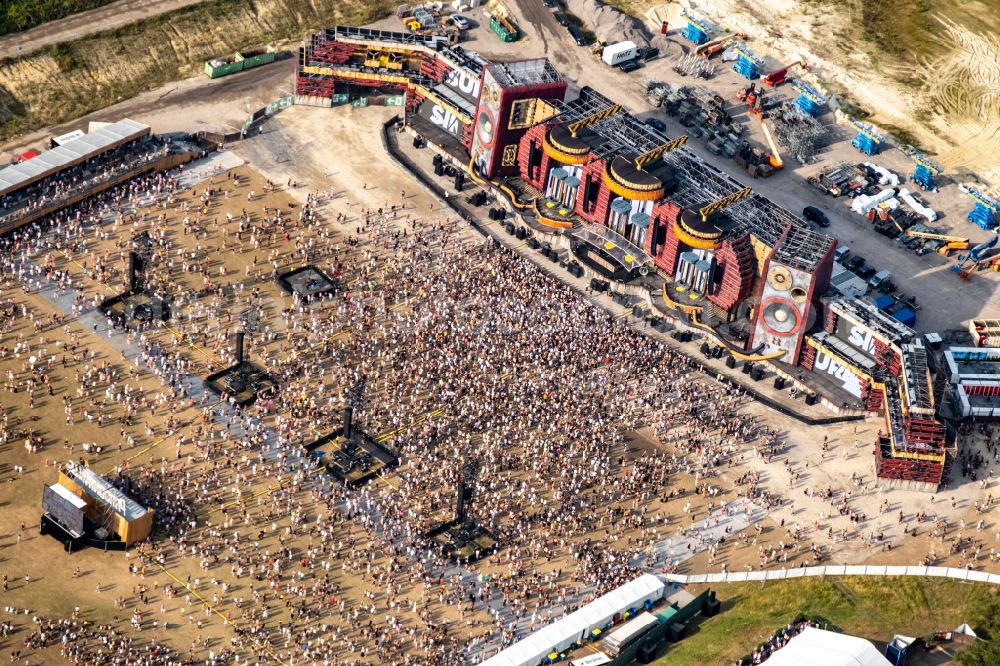 Aerial photograph Weeze - Participants in the PAROOKAVILLE - Electronic Music Festival music festival on the event concert area in Weeze in the state North Rhine-Westphalia, Germany