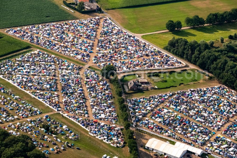Weeze from the bird's eye view: Participants in the PAROOKAVILLE - Electronic Music Festival music festival on the event concert area in Weeze in the state North Rhine-Westphalia, Germany