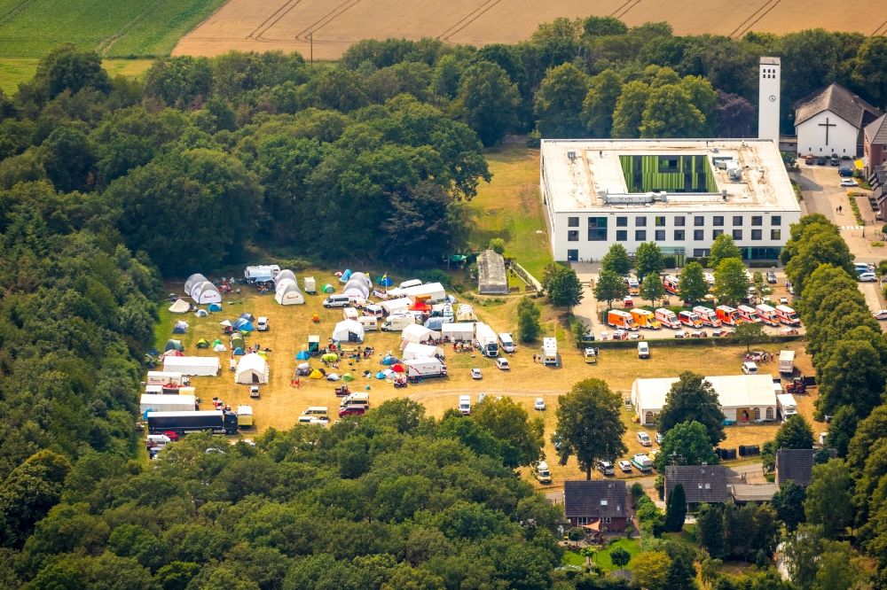 Aerial photograph Weeze - Participants in the ParookaVille 2019 music festival on the event concert area on Petrusheim in Weeze in the state North Rhine-Westphalia, Germany
