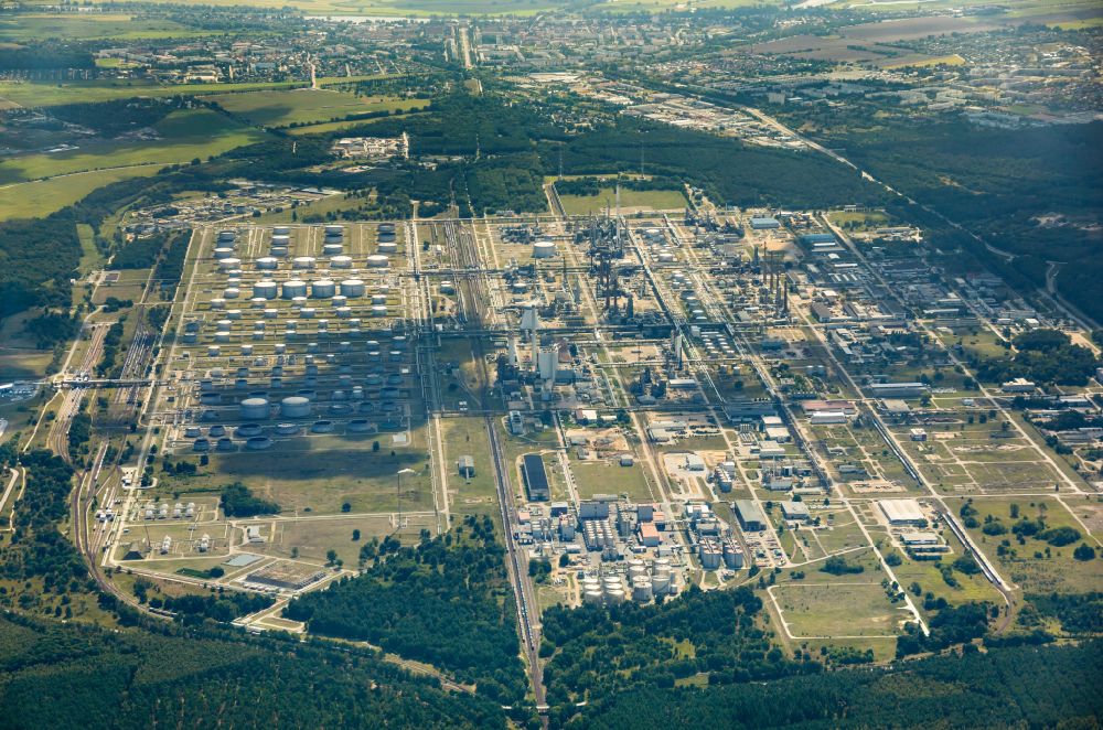 Schwedt/Oder from the bird's eye view: Site of PCK Refinery GmbH, a petroleum processing plant in Schwedt / Oder in the northeast of the state of Brandenburg