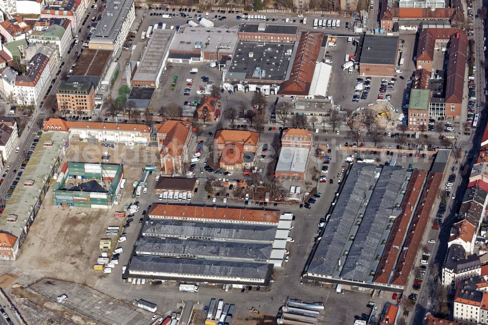 Aerial photograph München - Ground of the slaughterhouse in Munich Sendling in the state of Bavaria. The slaughterhouse, situated on the road of Zenettistrasse and Thalkirner Strasse, also serves the wholesale trade with meat, poultry, fish and delicatessen