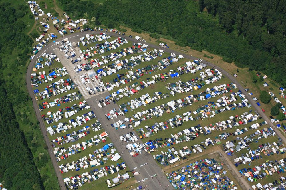 Aerial photograph Neuhausen ob Eck - Participants in the Southside Music Festival with camping - tents and caravans on the event concert site of the airfield on street Take-Off Gewerbepark in Neuhausen ob Eck in the state Baden-Wuerttemberg, Germany
