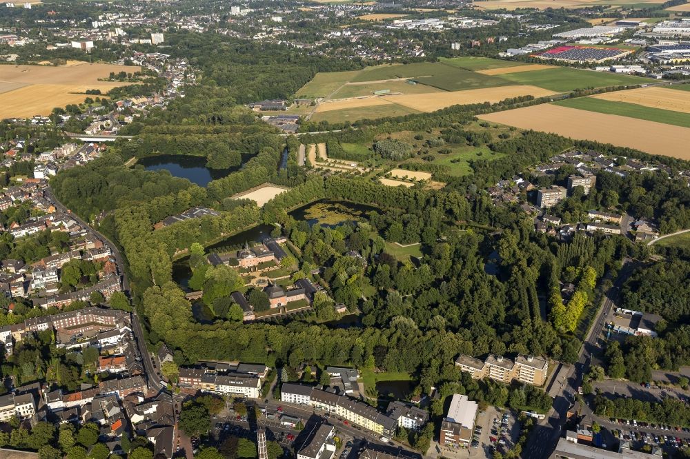 Aerial photograph Mönchengladbach Wickrath - Grounds of the moated castle Schloss Wickrathberg in the same area of Mönchengladbach in North Rhine-Westphalia