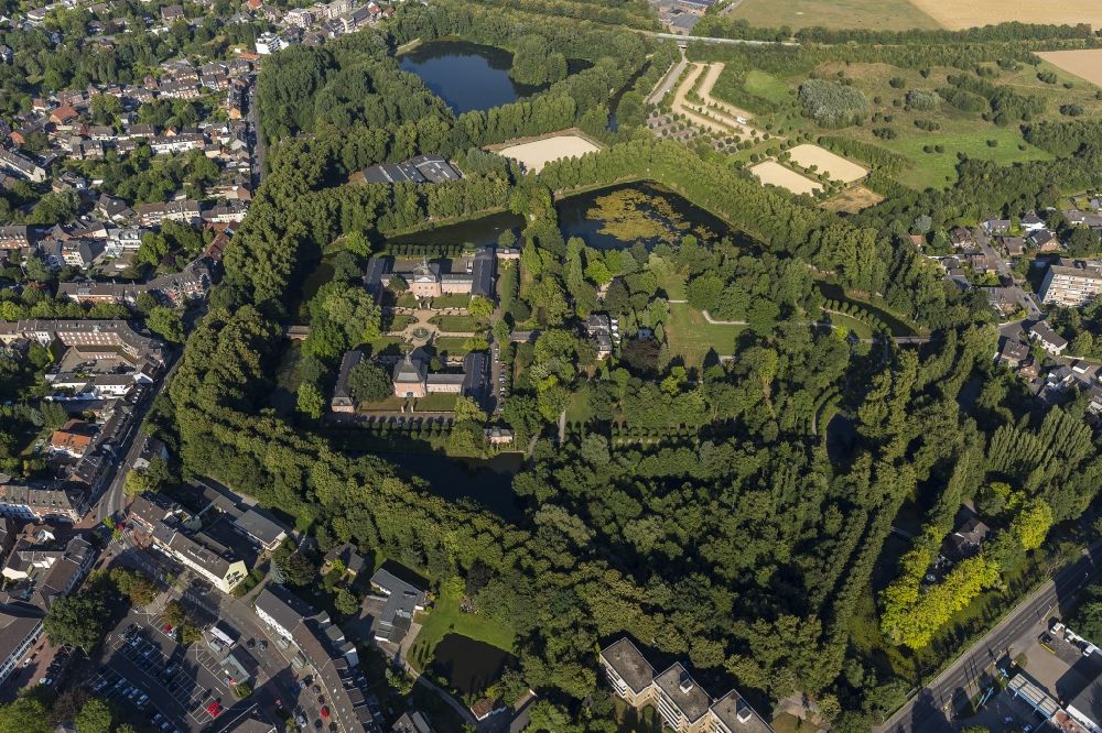 Mönchengladbach Wickrath from the bird's eye view: Grounds of the moated castle Schloss Wickrathberg in the same area of Mönchengladbach in North Rhine-Westphalia