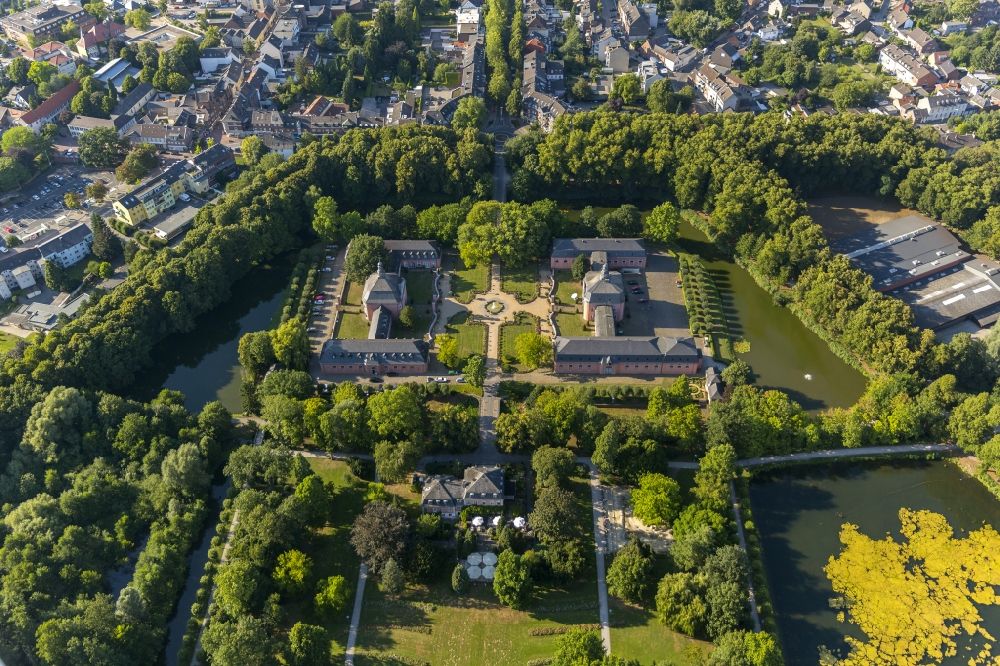 Aerial photograph Mönchengladbach Wickrath - Grounds of the moated castle Schloss Wickrathberg in the same area of Mönchengladbach in North Rhine-Westphalia