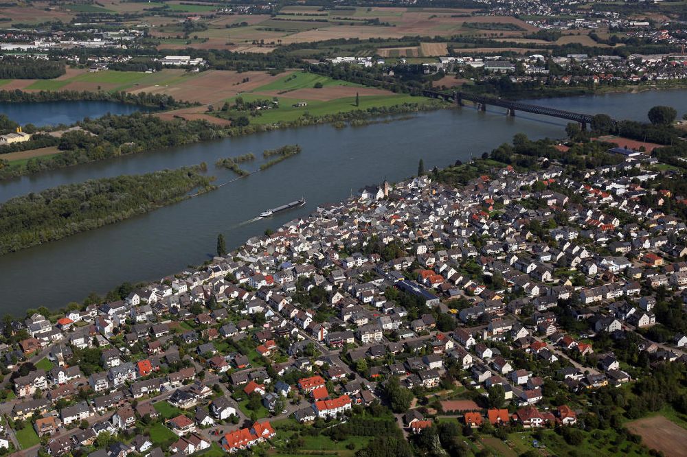 Aerial photograph Urmitz - Blick auf die Gemeinde Urmitz am Rhein. Sie gehört der Verbandsgemeinde Weißenthurm. View of the town Urmitz on the Rhine.