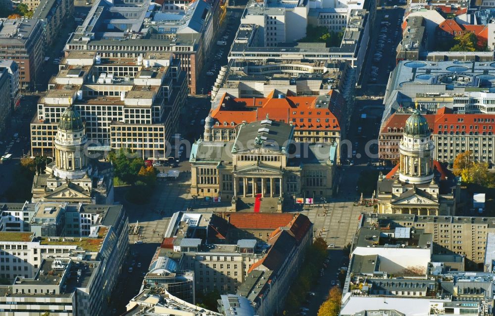 Berlin from the bird's eye view: Place area Gendarmenmarkt with the building ensemble German and French Cathedral, Schauspielhaus in Berlin Mitte