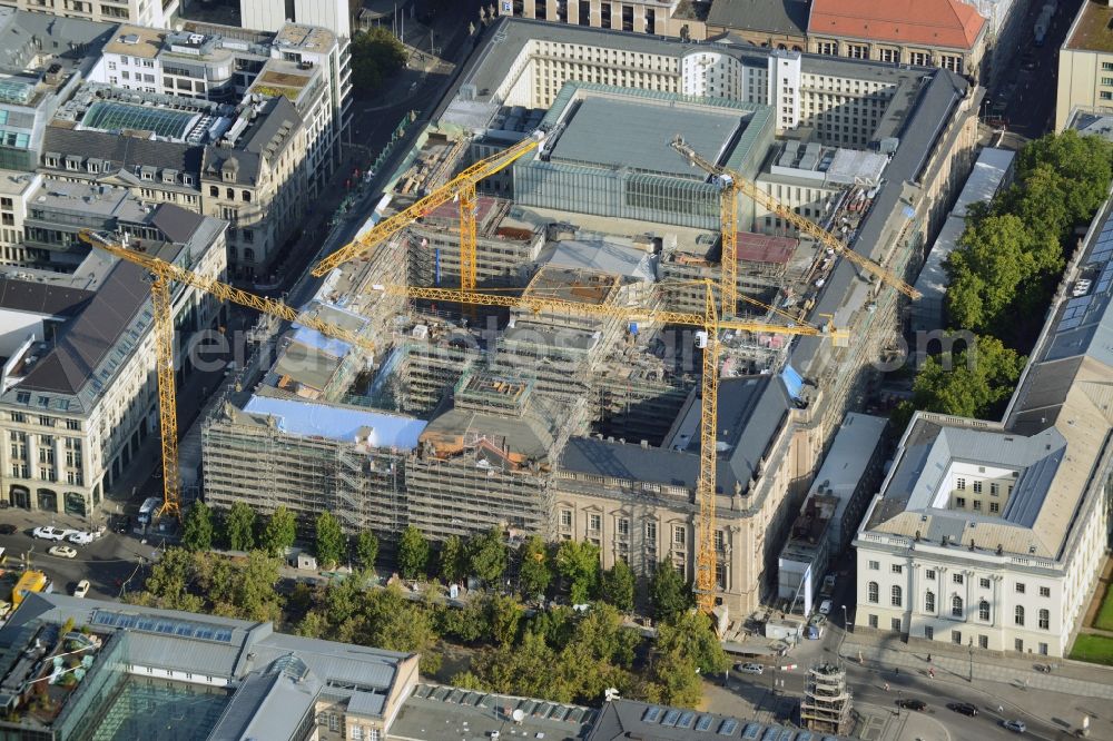 Berlin from the bird's eye view: View at the overhaul and modernization of the State Library of Berlin Unter den Linden in the district Mitte in Berlin. Currently in the first phase arises a new reading roomas a glass cube, a rare book reading room, a safe magazine for the special collections also incurred is the north old building which will be completely renovated. In the second phase then will arise a Freehand magazin, a treasury, a library museum, an exhibition area, a catering facility and the northern part of the old building will be completely renovated. The activities are carried out by the architect and museum designer HG Merz, builder is the covenant. The building is a protected monument