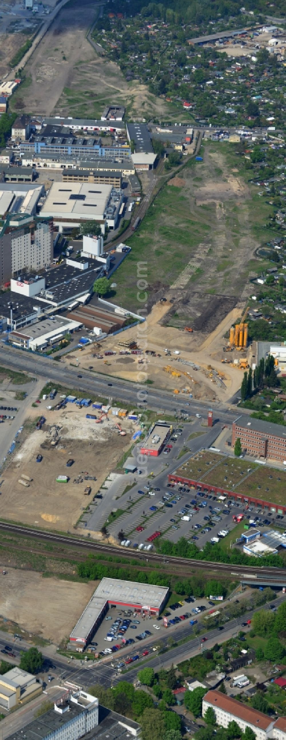 Aerial photograph Berlin Neukölln - Cleared land for the construction of the continuation of the route of the A100 city motorway in Berlin Neukoelln