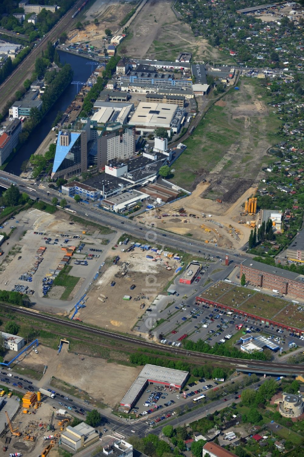 Berlin Neukölln from above - Cleared land for the construction of the continuation of the route of the A100 city motorway in Berlin Neukoelln
