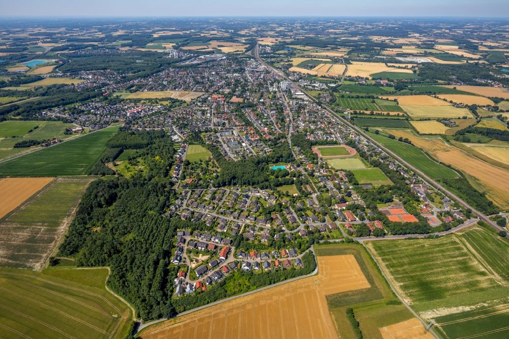 Aerial photograph Neubeckum - City area with outside districts and inner city area in Neubeckum in the state North Rhine-Westphalia, Germany