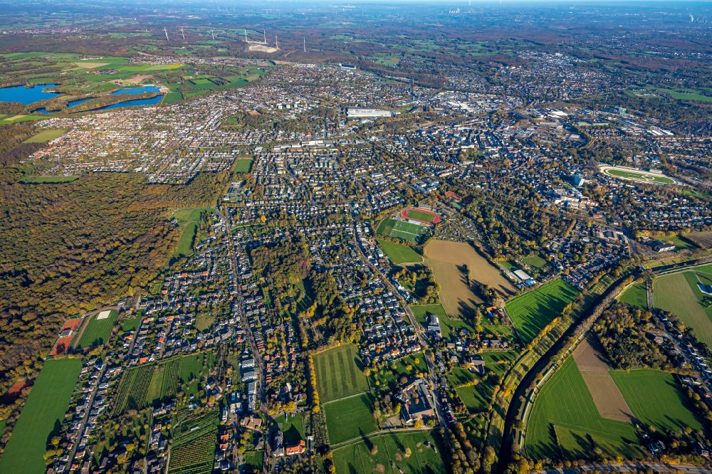 Dinslaken from the bird's eye view: City area with outside districts and inner city area in Dinslaken at Ruhrgebiet in the state North Rhine-Westphalia, Germany